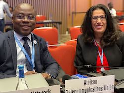 A partir da esquerda: Sr. Arthur N'guessan, Chefe de Desenvolvimento de Partes Interessadas, AFRINIC e Sra. Meriem Slimani, Coordenadora de Padronização e Desenvolvimento, União Africana de Telecomunicações (ATU)