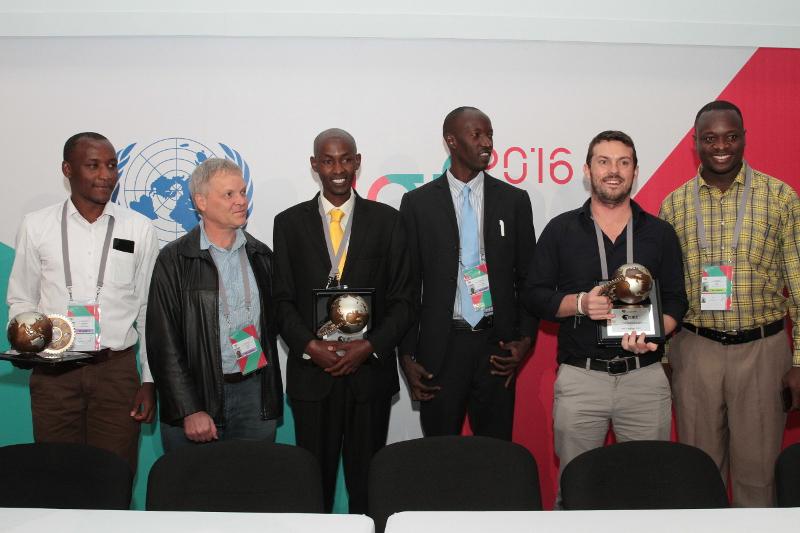 Les lauréats de FIRE Africa reçoivent un prix à l'IGF 2016